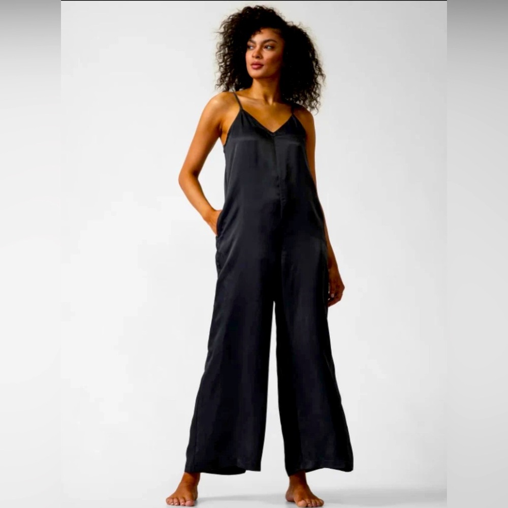 Athleta calm cool romper is slinky soft satin like material size M